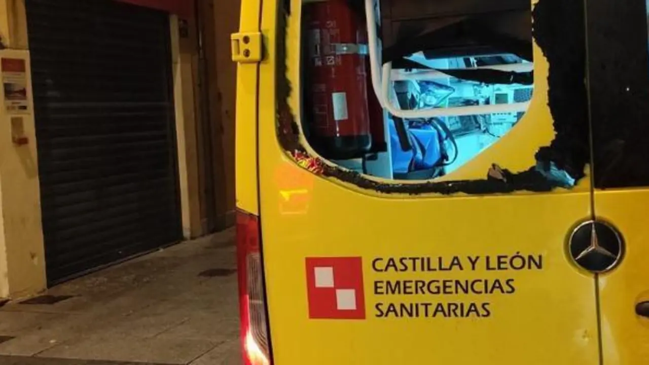 Ambulancia da&ntilde;ada tras una agresi&oacute;n en Salamanca. | SP-TES