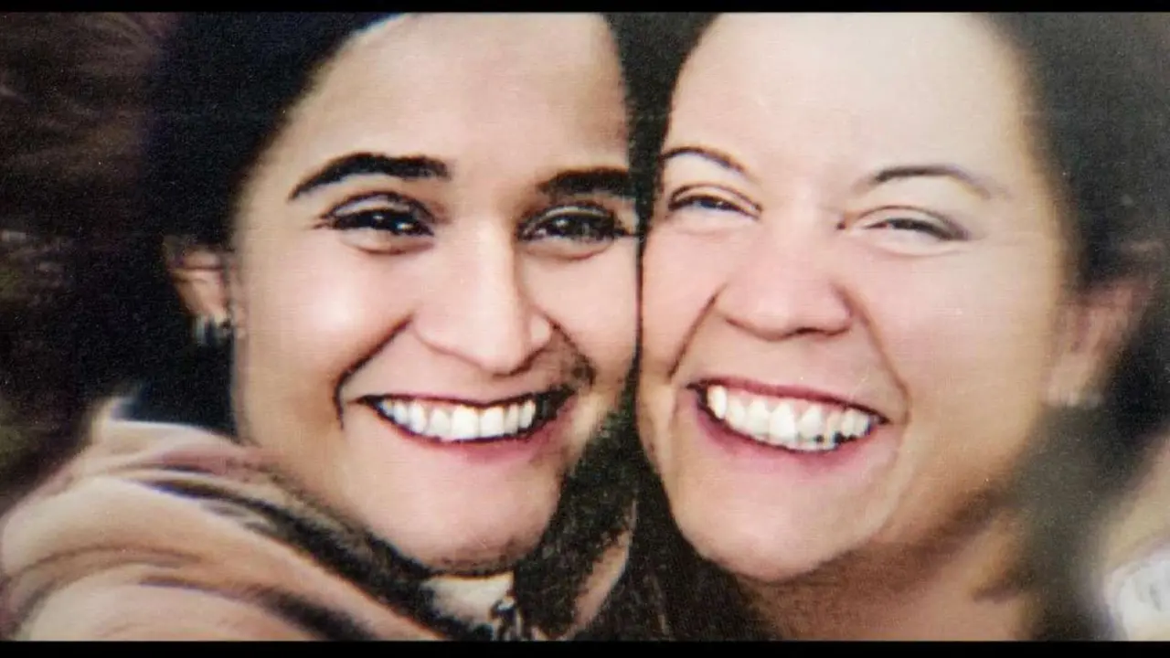 Triana y Montserrat, dos de las tres condenadas por el crimen de Isabel Carrasco, en un fotograma del documental que se estrena la pr&oacute;xima semana. | HBO MAX