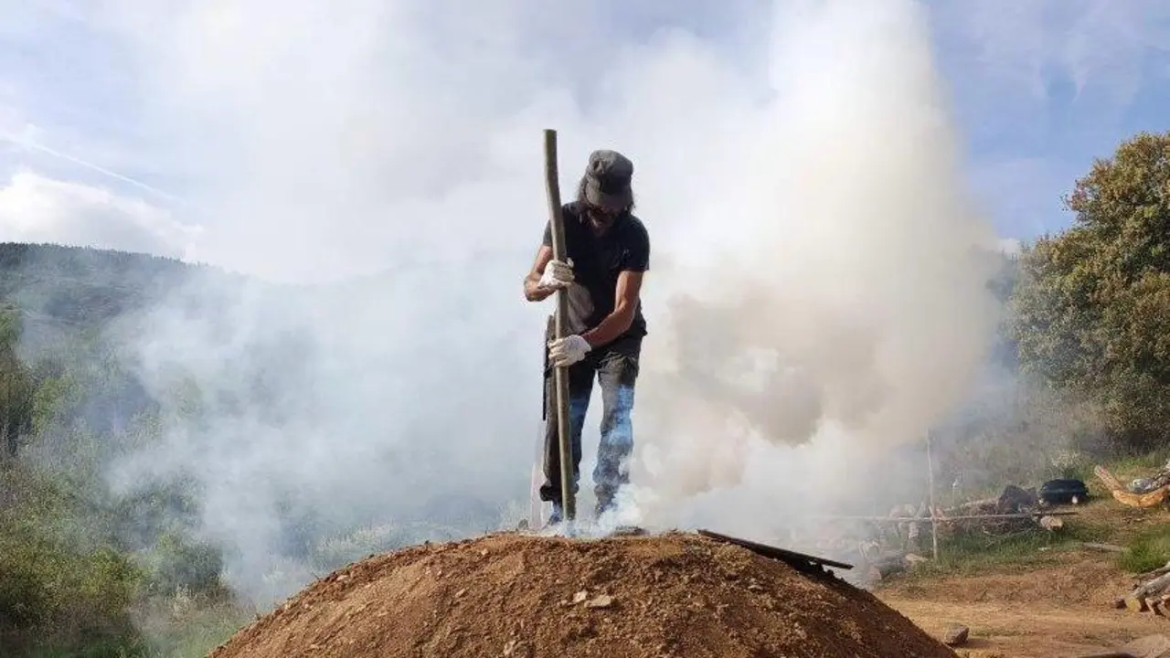Estudiantes de Forestales del Campus de Ponferrada conocen en Villar de los Barrios una carbonera tradicional como ejemplo de gesti&oacute;n y bioeconom&iacute;a rural