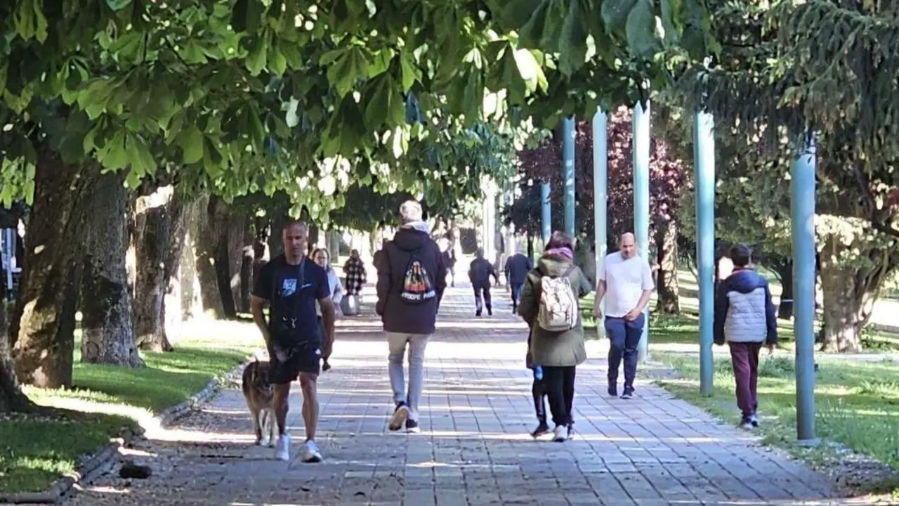 Paseo de la condesa con gente - Le&oacute;n 24 Horas