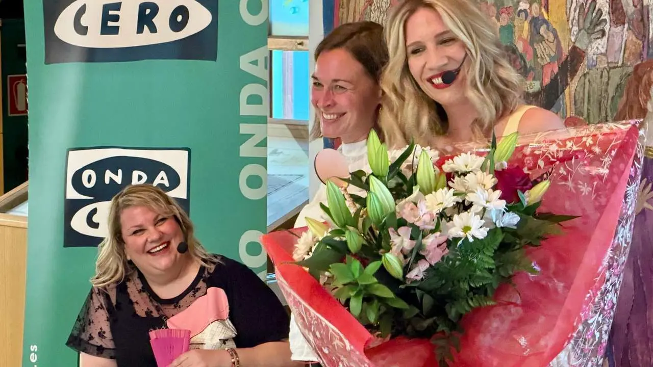 La periodista leonesa Beatriz Arias recibi&oacute; un ramo de flores en la presentaci&oacute;n en Botines de su primera novela, 'Soy la nueva'. | SM