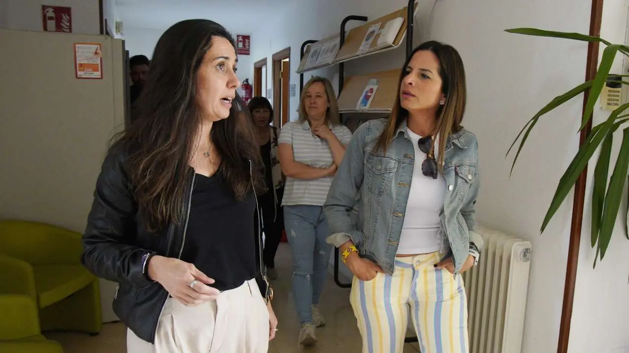 La vicesecretaria general del PSOECyL Nuria Rubio,  visita Proyecto Hombre en Ponferrada para conocer de primera mano su labor