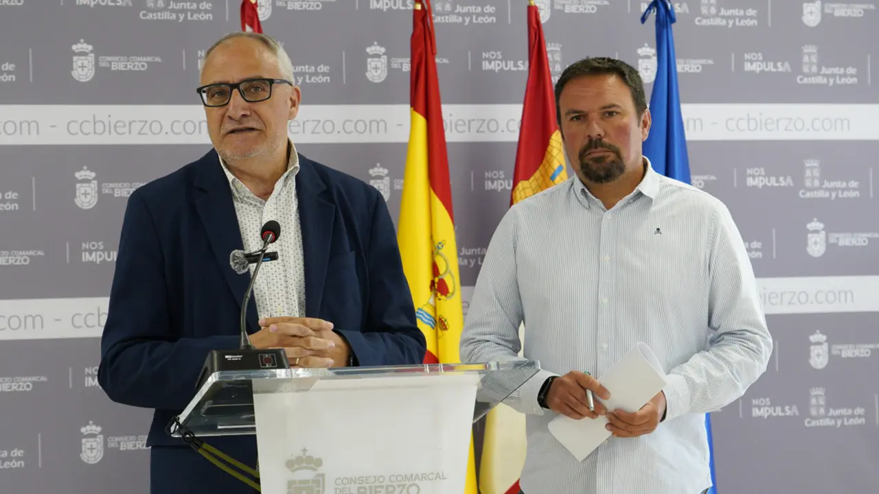 El presidente del Consejo Comarcal del Bierzo, Olegario Ram&oacute;n (i), y el consejero de Transporte y Telecomunicaciones, Luis Perales. | ICAL