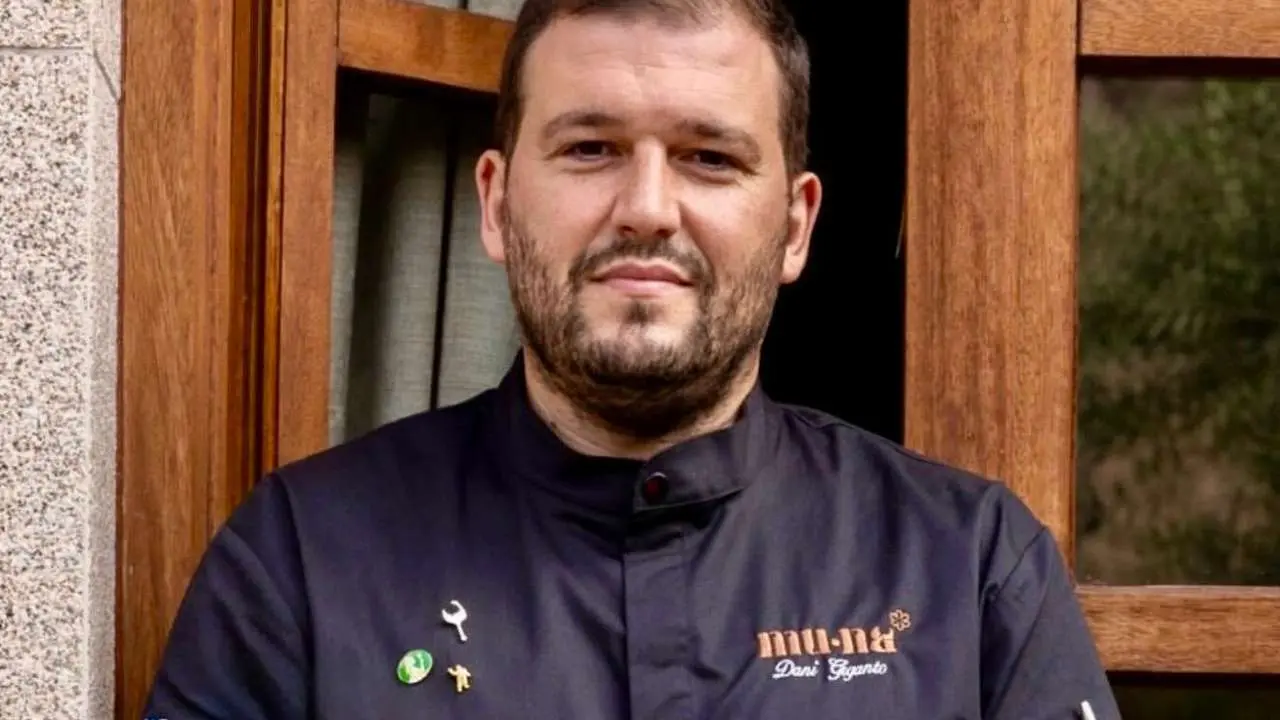 Daniel Giganto es el sumiller y jefe de sala del restaurante Muna de Ponferrada, que atesora una estrella Michelin y un sol Repsol. 