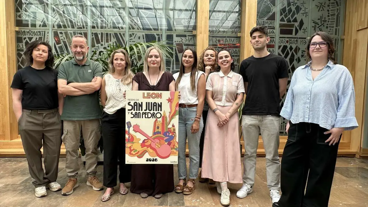 Parte del jurado con el cartel ganador de este a&ntilde;o.