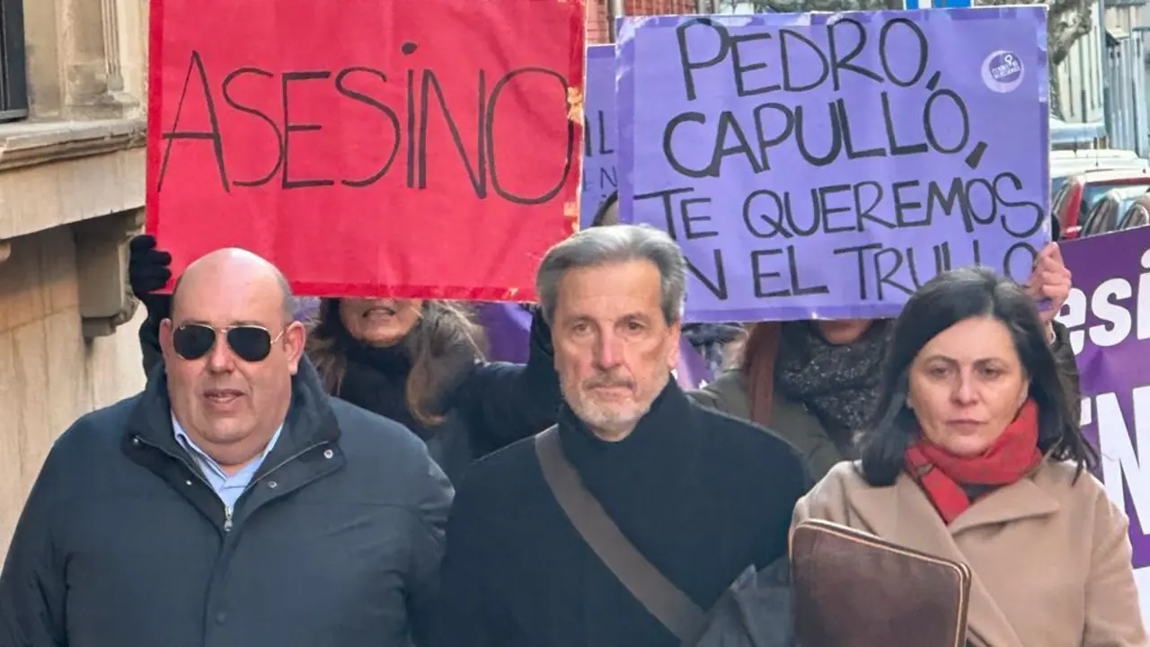 En el centro, el expol&iacute;tico berciano Pedro Mu&ntilde;oz, que hoy cumple en Asturias una condena de 16 a&ntilde;os y 11 meses por lesiones agravadas y maltratos a su mujer. | SM