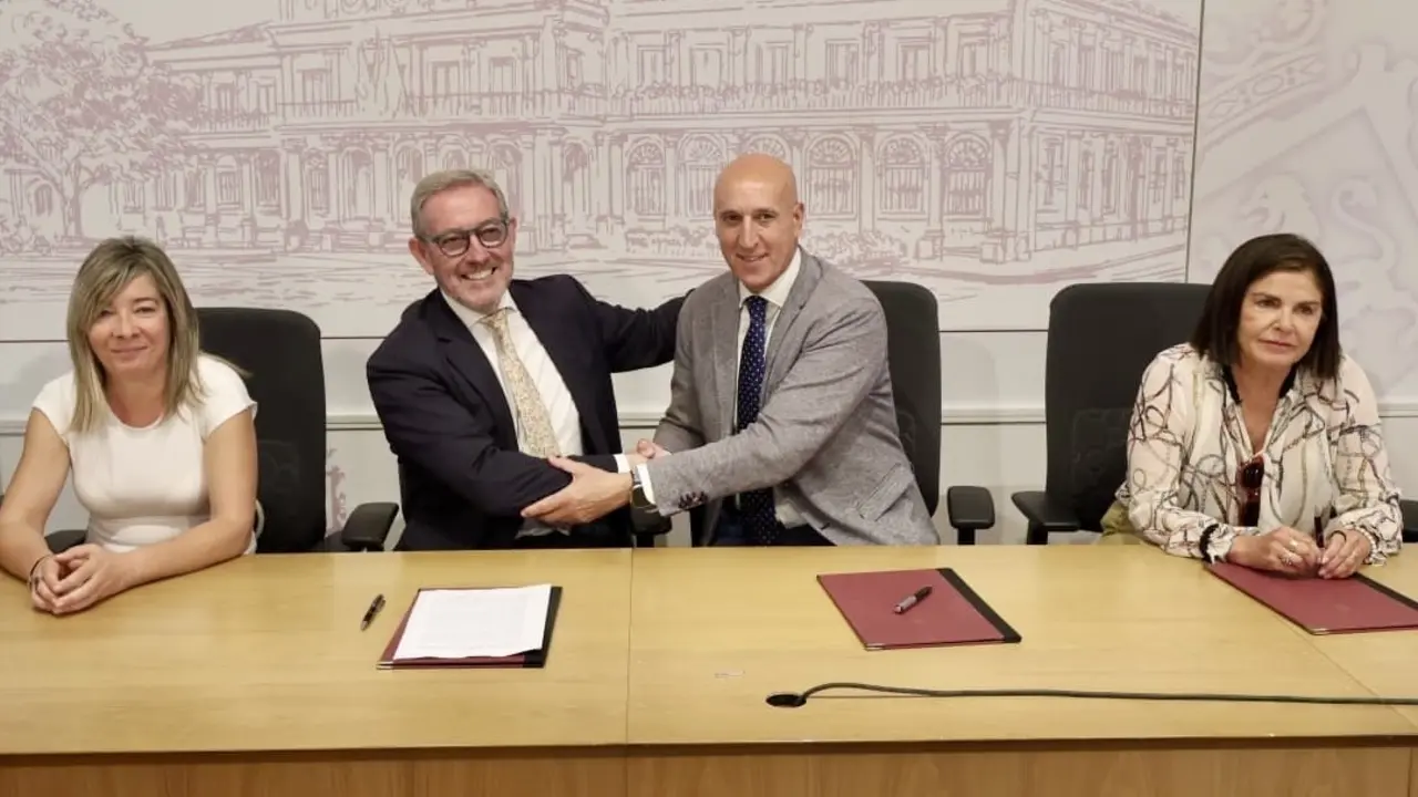 El alcalde de Le&oacute;n, Jos&eacute; Antonio Diez, y el presidente de la Fundaci&oacute;n Laboral de la Construcci&oacute;n en Castilla y Le&oacute;n, Javier Vega, firman el contrato de cesi&oacute;n de la parcela para la construcci&oacute;n del futuro Centro de Formaci&oacute;n y Prevenci&oacute;n de Riesgos Laborales. CAMPILLO. ICAL
