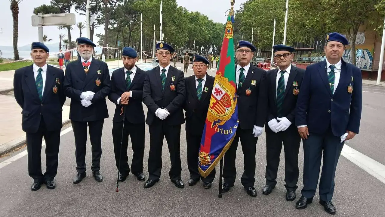 Marcos Bas, tercero por la izquierda, este s&aacute;bado en el D&iacute;a de las Fuerzas Armadas en Vigo.