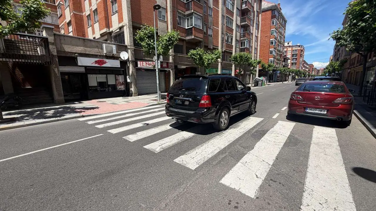 Un paso de cebra a la altura del n&uacute;mero 81 de la avenida Mariano Andr&eacute;s de Le&oacute;n. | SM