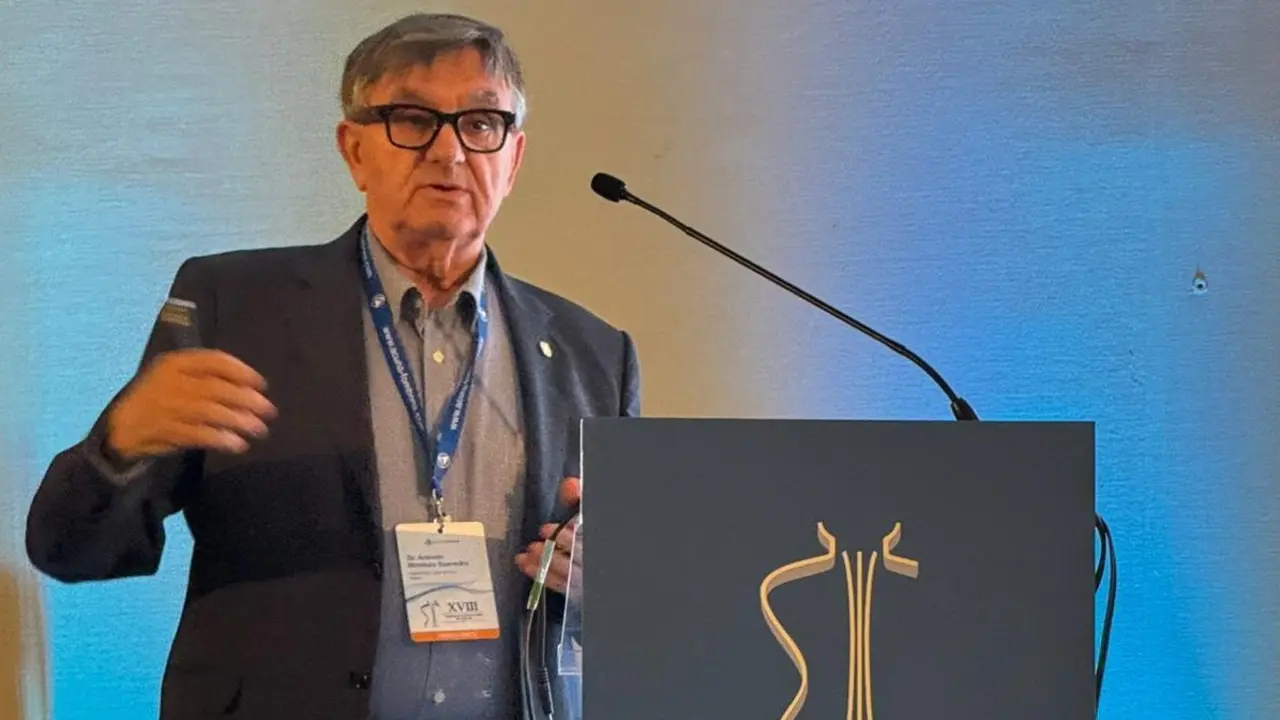 El doctor Antonio Mostaza, durante su intervenci&oacute;n en las XVIII Jornadas Hispano-Lusas de Columna.