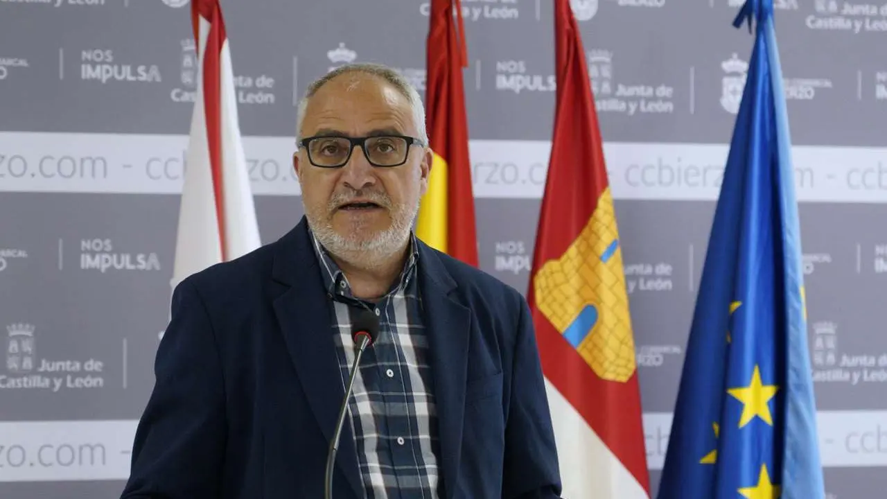 El presidente del Consejo Comarcal del Bierzo, Olegario Ram&oacute;n, oldurante su rueda de prensa de esta ma&ntilde;ana sobre el Grado en Medicina de la Universidad de Le&oacute;n. C&eacute;sar S&aacute;nchez. Ical