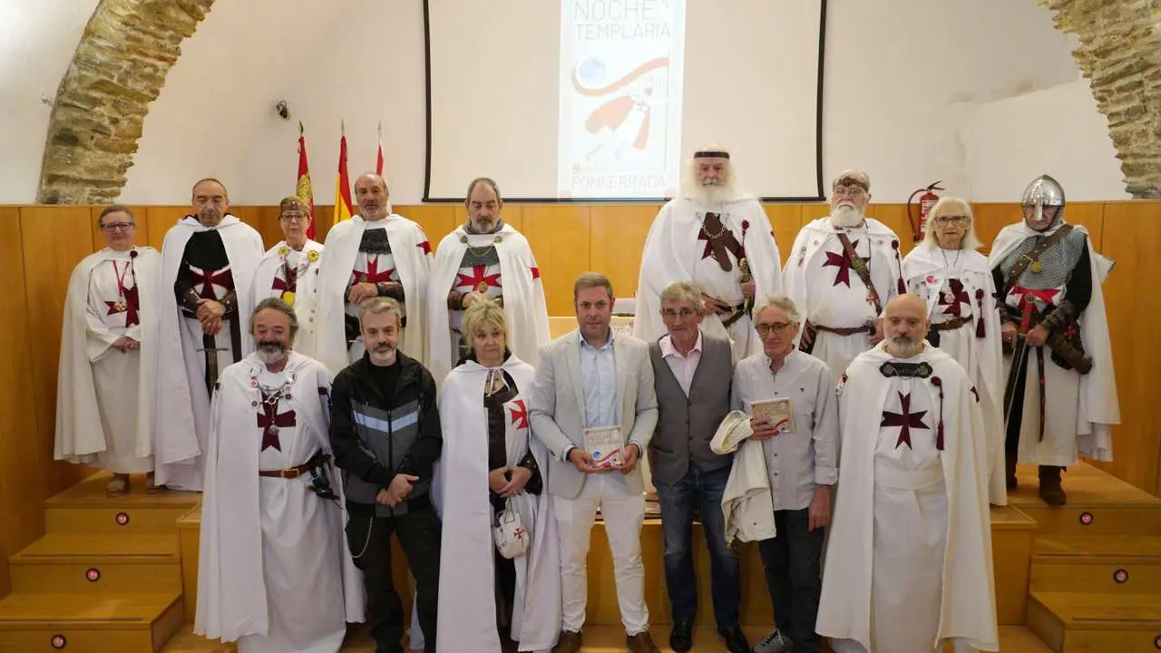 El concejal de Turismo de Ponferrada, Iv&aacute;n Alonso (C), durante la presentaci&oacute;n del programa de la Noche Templaria 2026. C&eacute;sar S&aacute;nchez. Ical