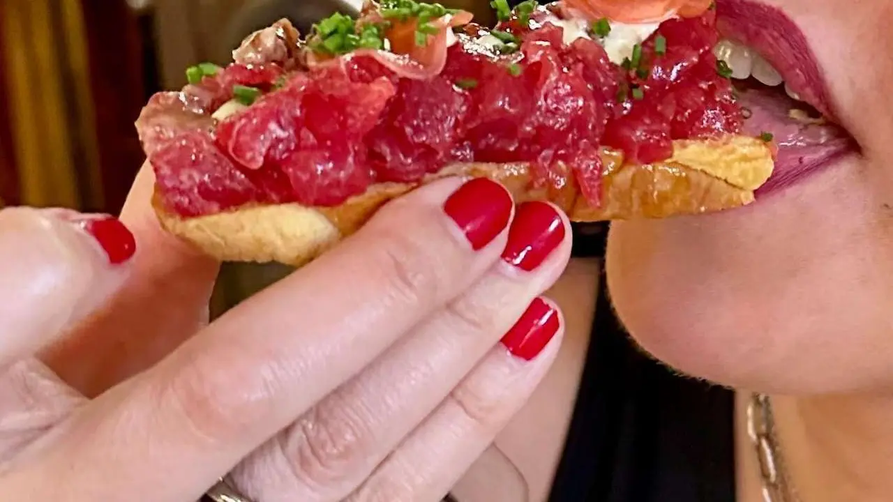La tosta de at&uacute;n rojo y wagju con mayonesa de encurtidos, uno de los platos de las Jornadas de at&uacute;n rojo de La &Uacute;nica. 