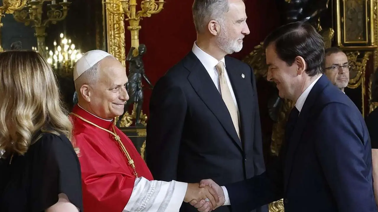 El presidente de la Junta de Castilla y Le&oacute;n, Alfonso Fern&aacute;ndez Ma&ntilde;ueco, asiste en el Palacio Real de Madrid a la ceremonia oficial de bienvenida a Su Santidad el Papa Le&oacute;n XIV, celebrado bajo la presidencia de Sus Majestades los Reyes