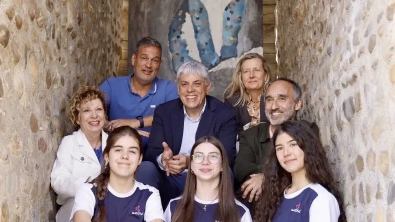 El delegado territorial de la Junta, Eduardo Diego; la directora del Archivo Hist&oacute;rico Provincial, Eva Merino, y el profesor Carlos Cuenllas, presentan la nueva imagen de la muralla, &lsquo;El leopardo de las nieves&rsquo;