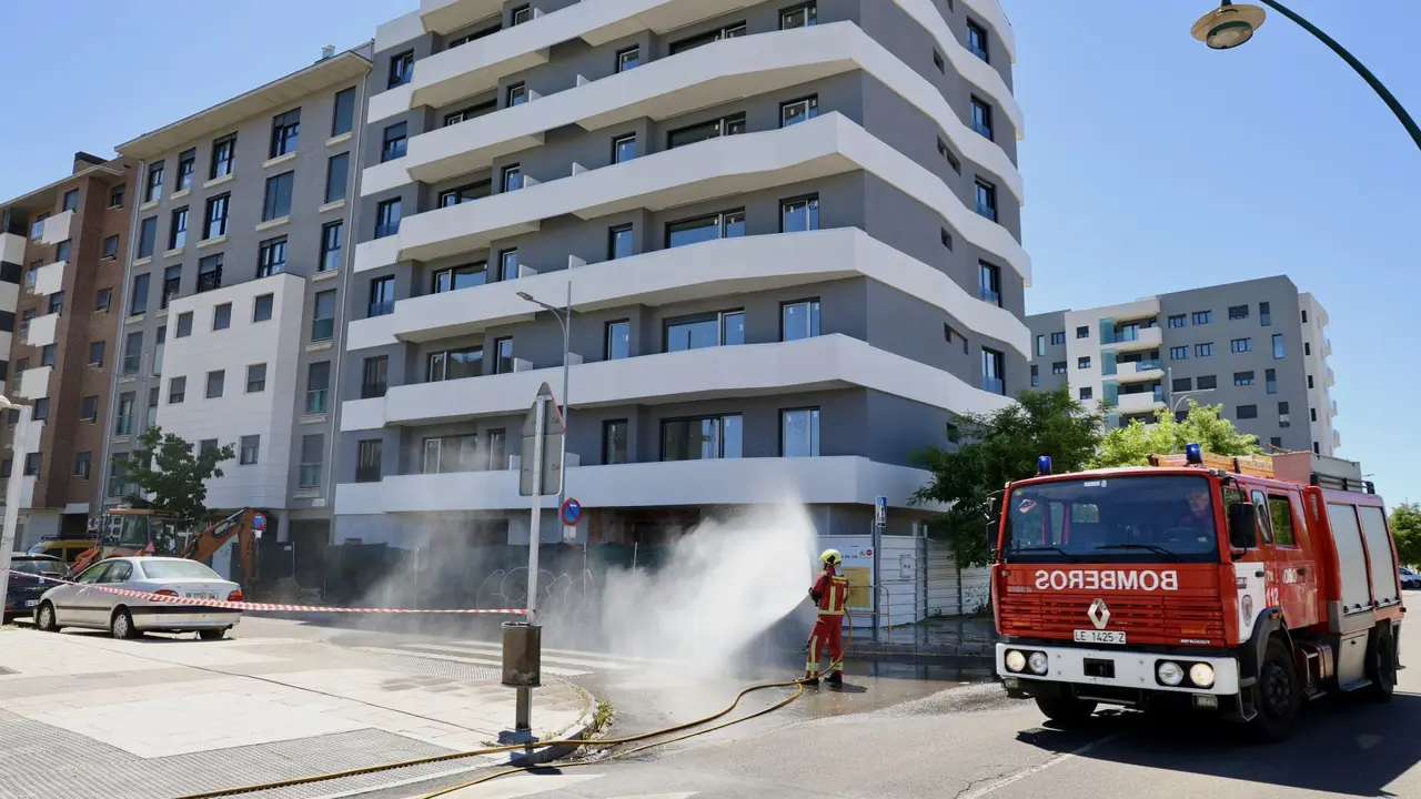 Rotura de una tuber&iacute;a en el Barrio de La Palomera . ICAL . Campillo