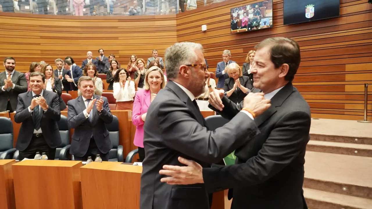 Alfonso Fern&aacute;ndez Ma&ntilde;ueco (PP) y Carlos Poll&aacute;n (Vox). | ICAL