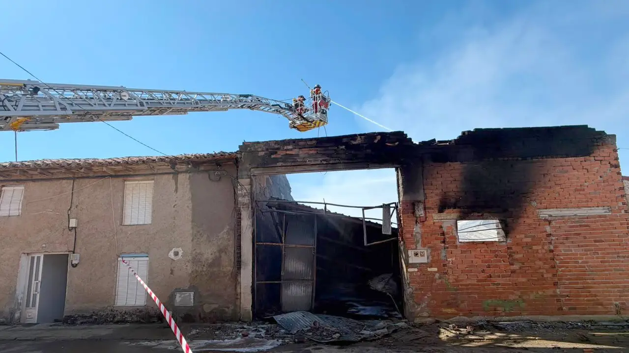 Incendio en una nave agr&iacute;cola en Zotes del P&aacute;ramo (Le&oacute;n)