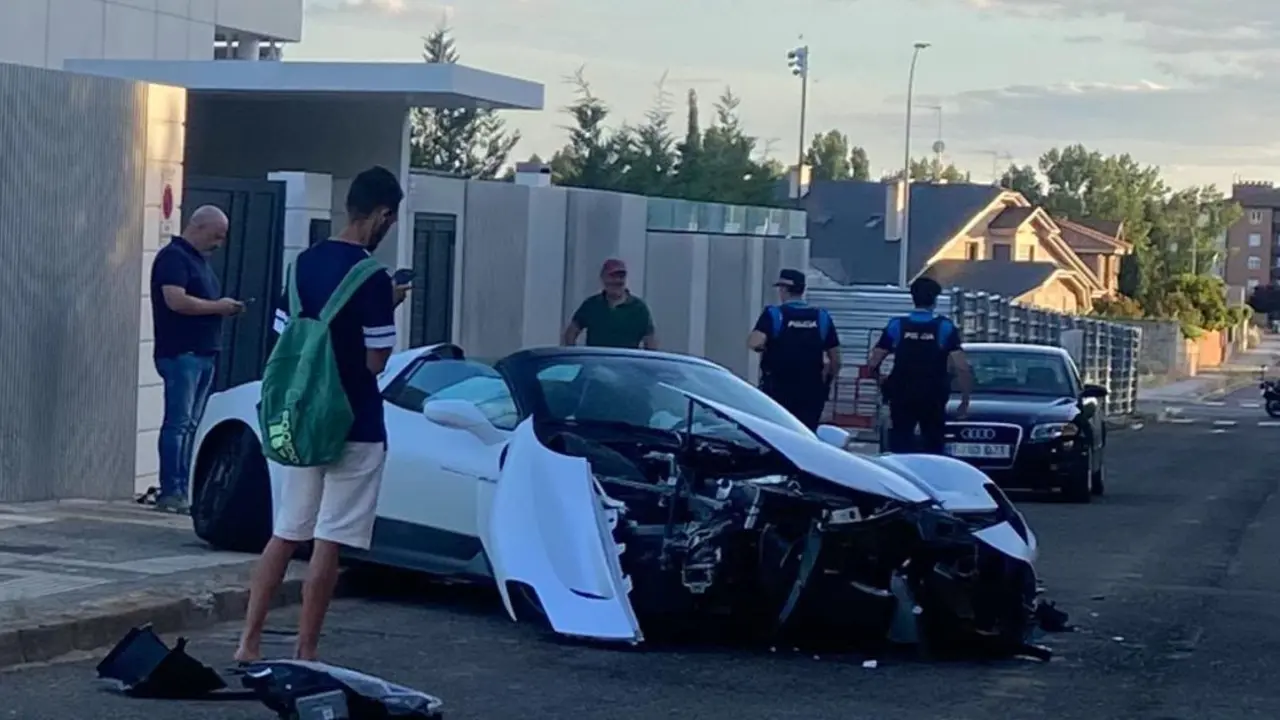 Milagroso accidente en Eras de Renueva: un Maserati se empotra contra un chalet