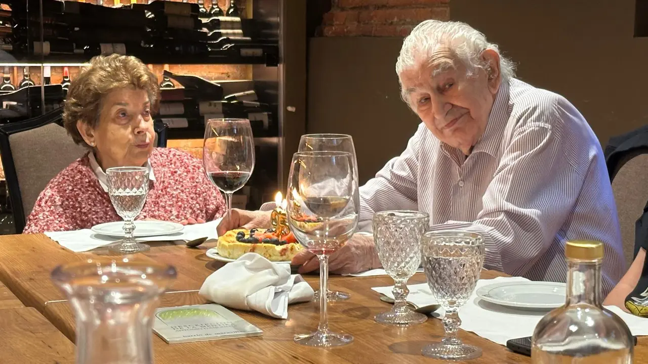 Gamoneda y su mujer, Angelines, durante la celebraci&oacute;n entre amigos de los 95 cumplea&ntilde;os del poeta. | PT