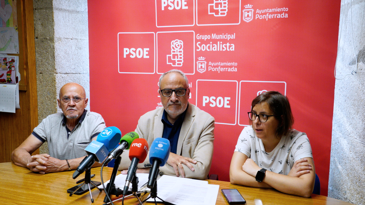 El portavoz del PSOE de Ponferrada, Olegario Ram&oacute;n, durante su comparecencia para hablar del convenio firmado entre el Ayuntamiento y el Administrador de Infraestructuras Ferroviarias