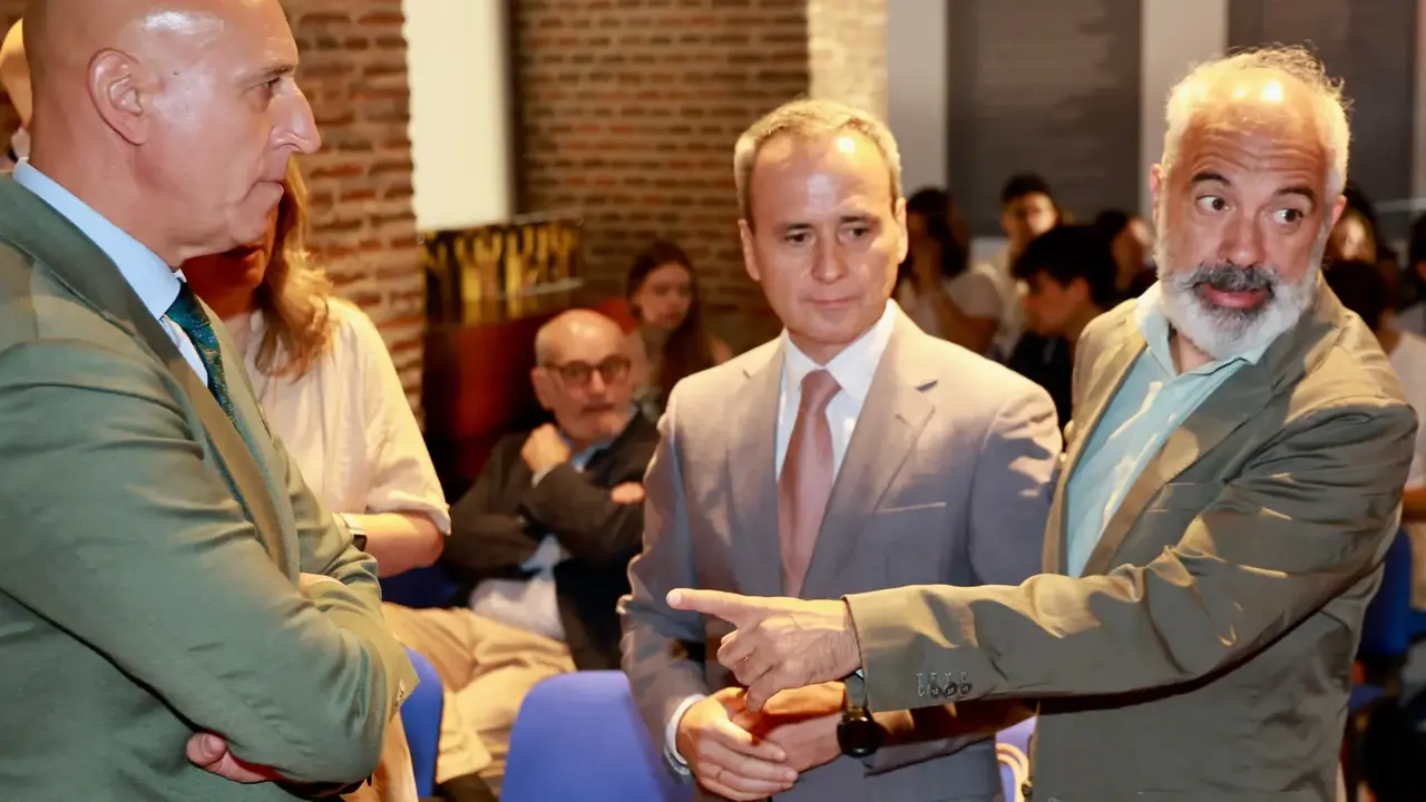 La rectora de la Universidad de Le&oacute;n, Nuria Gonz&aacute;lez, el catedr&aacute;tico de Ingenier&iacute;a Aeroespacial, y primer director en funciones de la Agencia Espacial Espa&ntilde;ola, Miguel Bell&oacute; Mora, y el alcalde de Le&oacute;n, Jos&eacute; Antonio Diez, inauguran el curso de verano de la ULE &lsquo;Constelaciones de sat&eacute;lites&rsquo;