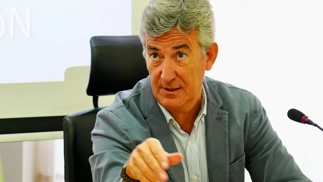 Presentaci&oacute;n del informe sobre la imagen del comercio local de Le&oacute;n. En la imagen, el vicesecretario general de la C&aacute;mara de Comercio, Javier Sanz