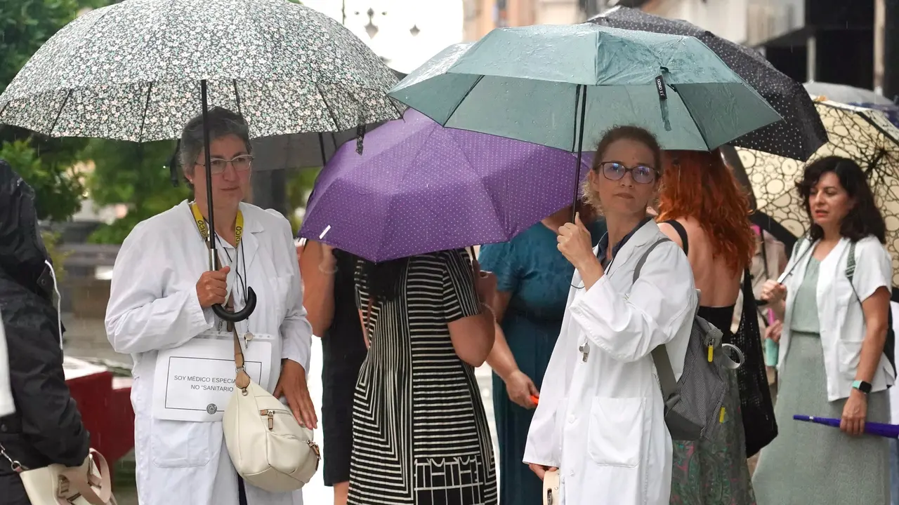 La Delegaci&oacute;n Provincial de Le&oacute;n de la Asociaci&oacute;n M&eacute;dicos Unidos por sus Derechos protagoniza una manifestaci&oacute;n para exigir un estatuto propio