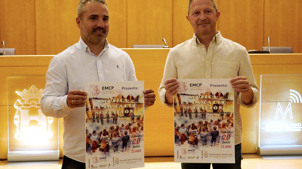 El concejal de Comercio del Ayuntamiento de Ponferrada, David Pacios, durante la presentaci&oacute;n de la V edici&oacute;n del programa 'M&uacute;sica en la calle'. C&eacute;sar S&aacute;nchez
