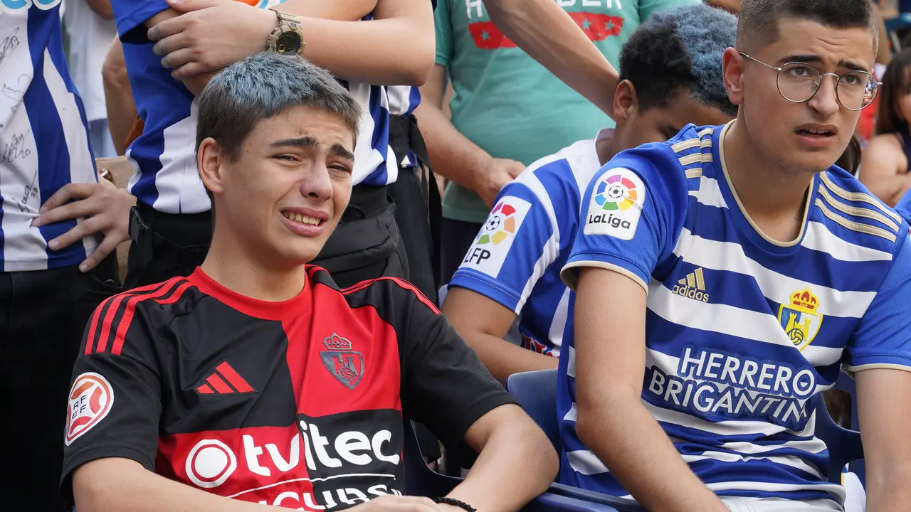 Aficionados de la S.D. Ponferradina durante la derrota en la final del play off de ascenso a segunda divisi&oacute;n contra el Celta Fortuna. C&eacute;sar S&aacute;nchez. Ical