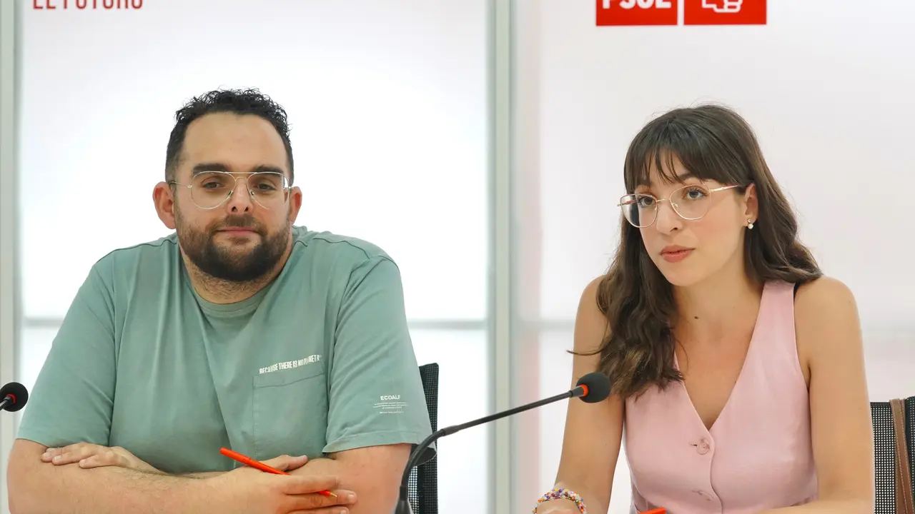 La portavoz del PSOE de Le&oacute;n, Luc&iacute;a de Castro, y el secretario de Pol&iacute;ticas LGTBI+, Jos&eacute; Manuel Rubio, detallan las propuestas socialistas en defensa de los derechos y la igualdad del colectivo LGTBI+ con motivo del Orgullo 2026