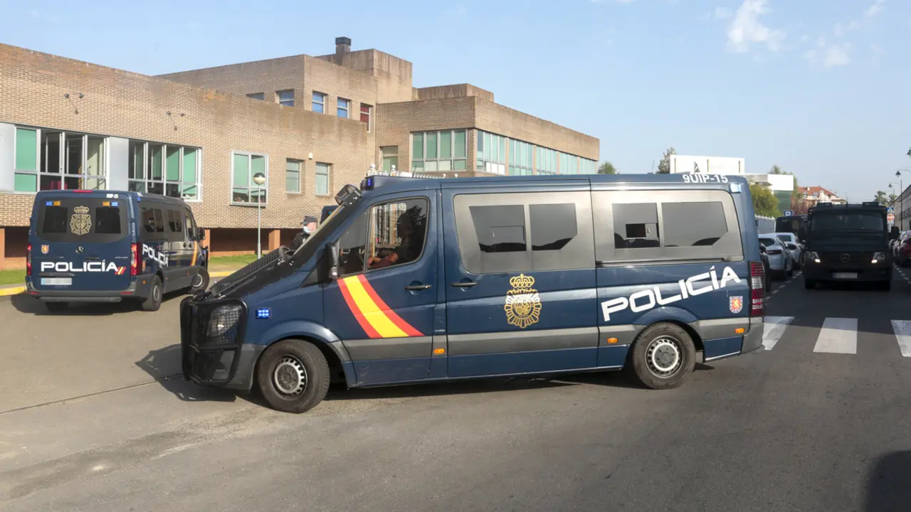 Veh&iacute;culos de la Unidad de Intervenci&oacute;n Policial (UIP) de la Polic&iacute;a Nacional durante una intervenci&oacute;n en Le&oacute;n. | ICAL