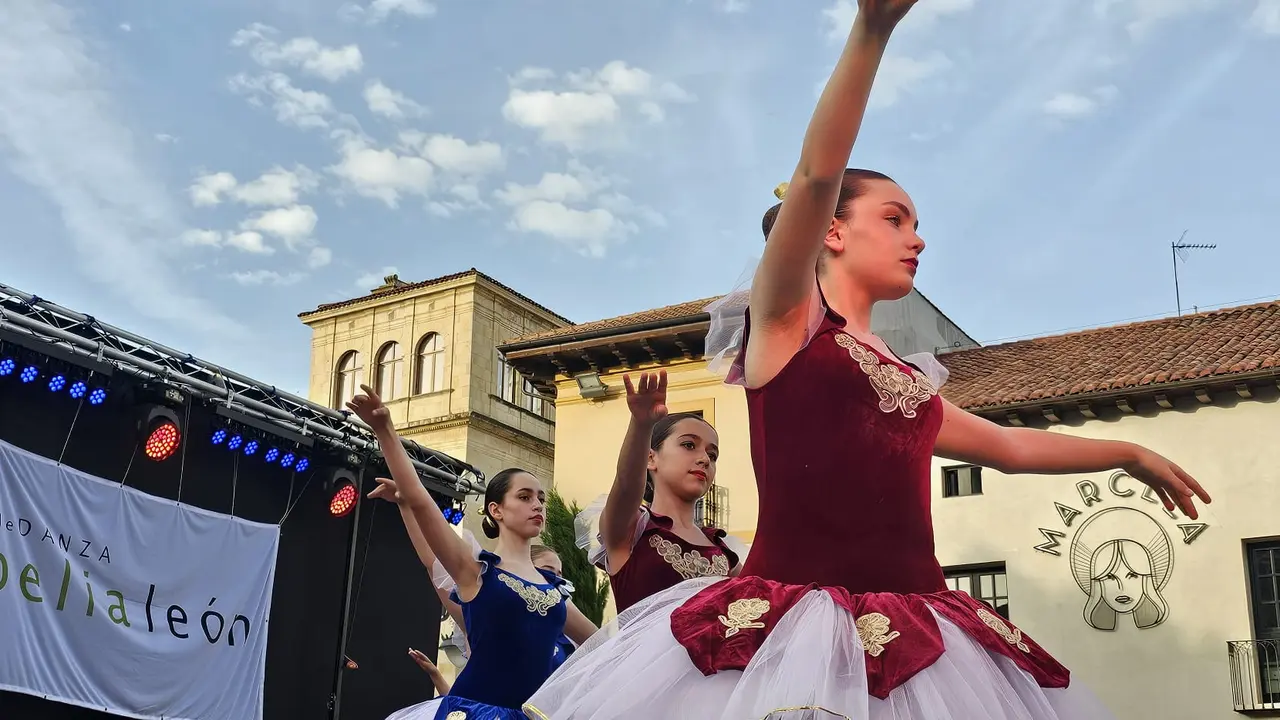 Exhibici&oacute;n de la escuela de baile Coppelia Le&oacute;n. Plaza de San Marcelo - Leon24horas 6