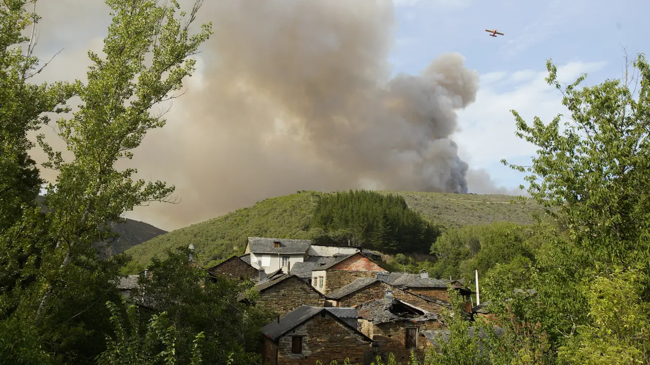 Incendio en la localidad de San Vicente de Arganza (Le&oacute;n). C&eacute;sar S&aacute;nchez. Ical