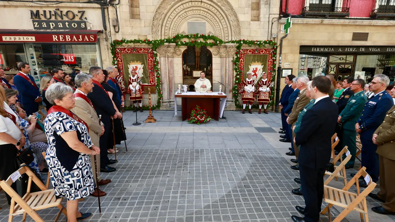 La Corporaci&oacute;n Municipal del Ayuntamiento de Le&oacute;n, encabezada por el alcalde, Jos&eacute; Antonio Diez, asiste a la celebraci&oacute;n de la misa de San Juan, a la que tambi&eacute;n acude el vicepresidente primero de la Junta y consejero de Desregulaci&oacute;n, Familia y Ayudas Sociales, Carlos Poll&aacute;n y el consejero de Industria, Universidades, Empleo y Comercio, Juan Carlos Su&aacute;rez-Qui&ntilde;ones. Campillo. ICAL
