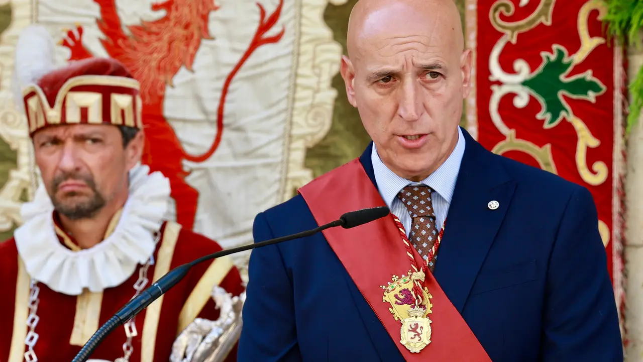 La Corporaci&oacute;n Municipal del Ayuntamiento de Le&oacute;n, encabezada por el alcalde, Jos&eacute; Antonio Diez, asiste a la celebraci&oacute;n de la misa de San Juan, a la que tambi&eacute;n acude el vicepresidente primero de la Junta y consejero de Desregulaci&oacute;n, Familia y Ayudas Sociales, Carlos Poll&aacute;n y el consejero de Industria, Universidades, Empleo y Comercio, Juan Carlos Su&aacute;rez-Qui&ntilde;ones. Campillo. ICAL