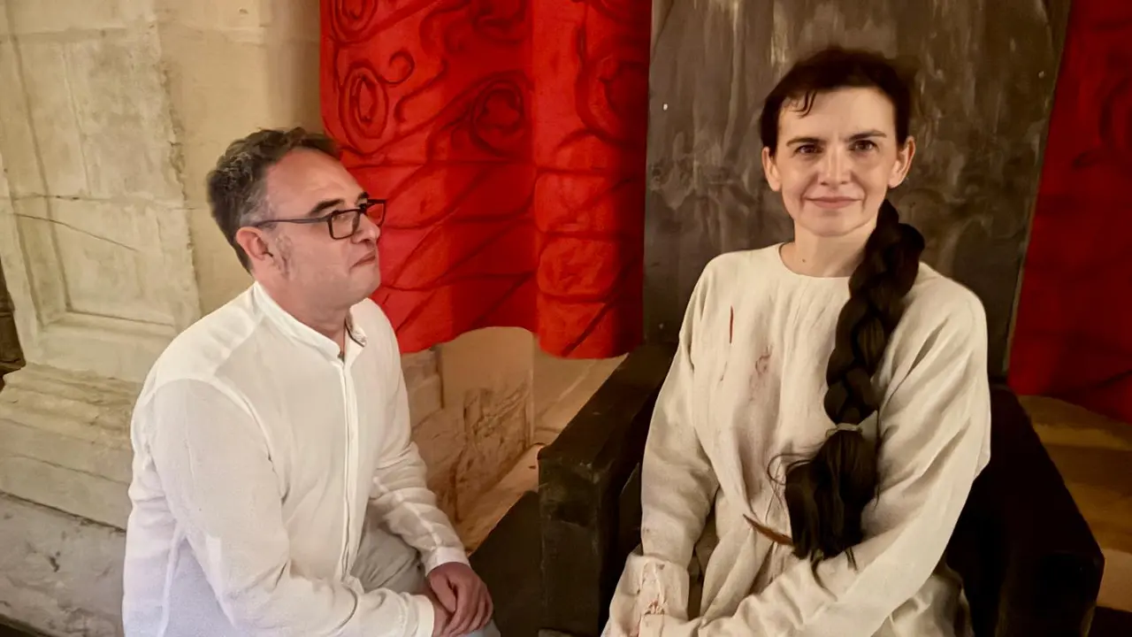 Urraca I, interpretada por la mezzosprano argentina Julieta Navarro, y el compositor de la &oacute;pera que lleva el nombre de la reina leonesa, Igor Escudero, anoche en San Isidoro. | SM