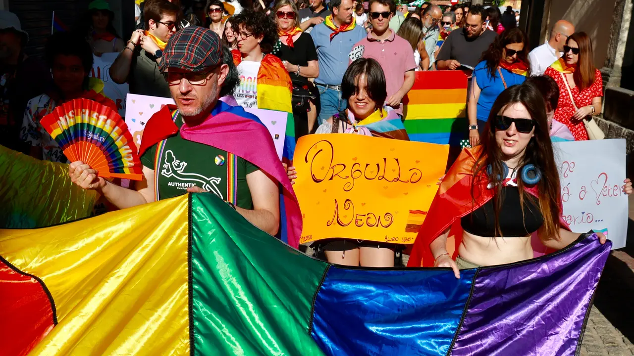 La Asociaci&oacute;n Le&oacute;n con Orgullo lleva a cabo un acto conmemorativo con motivo de la celebraci&oacute;n del D&iacute;a del Orgullo LGTBIAQ+, seguido de una manifestaci&oacute;n