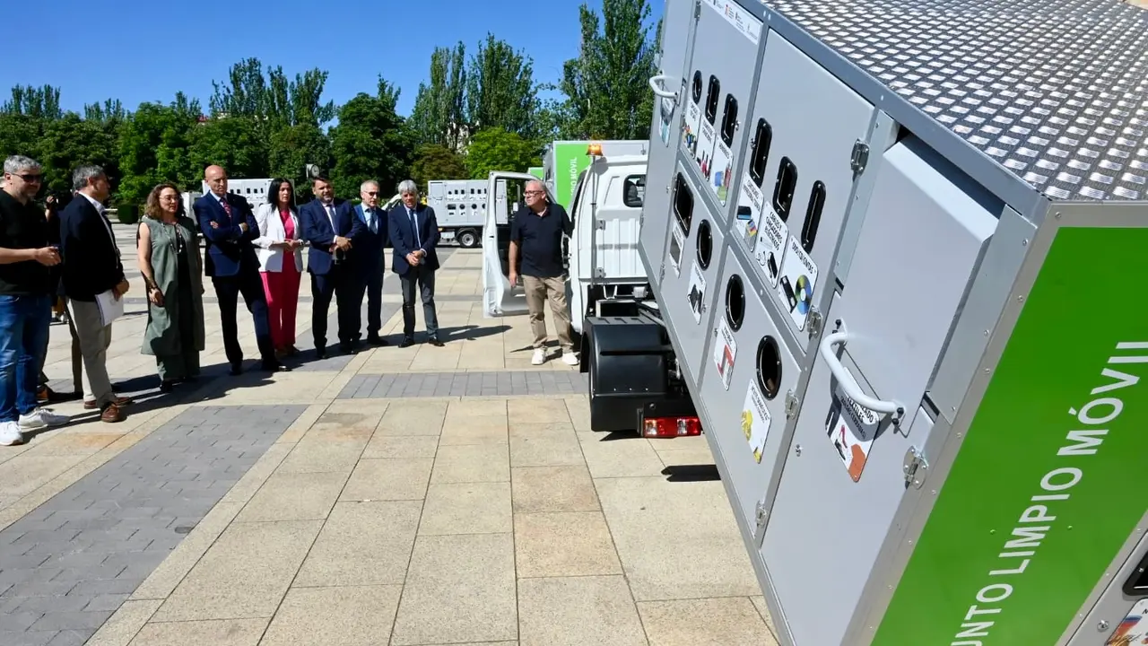 La consejera de Medio Ambiente y Energ&iacute;a, Mar&iacute;a Gonz&aacute;lez Corral, asiste al acto de entrega de puntos limpios m&oacute;viles a los ayuntamientos de Le&oacute;n, San Andr&eacute;s del Rabanedo y Valverde de la Virgen, adem&aacute;s de a la Diputaci&oacute;n de Le&oacute;n. Campillo. Ical