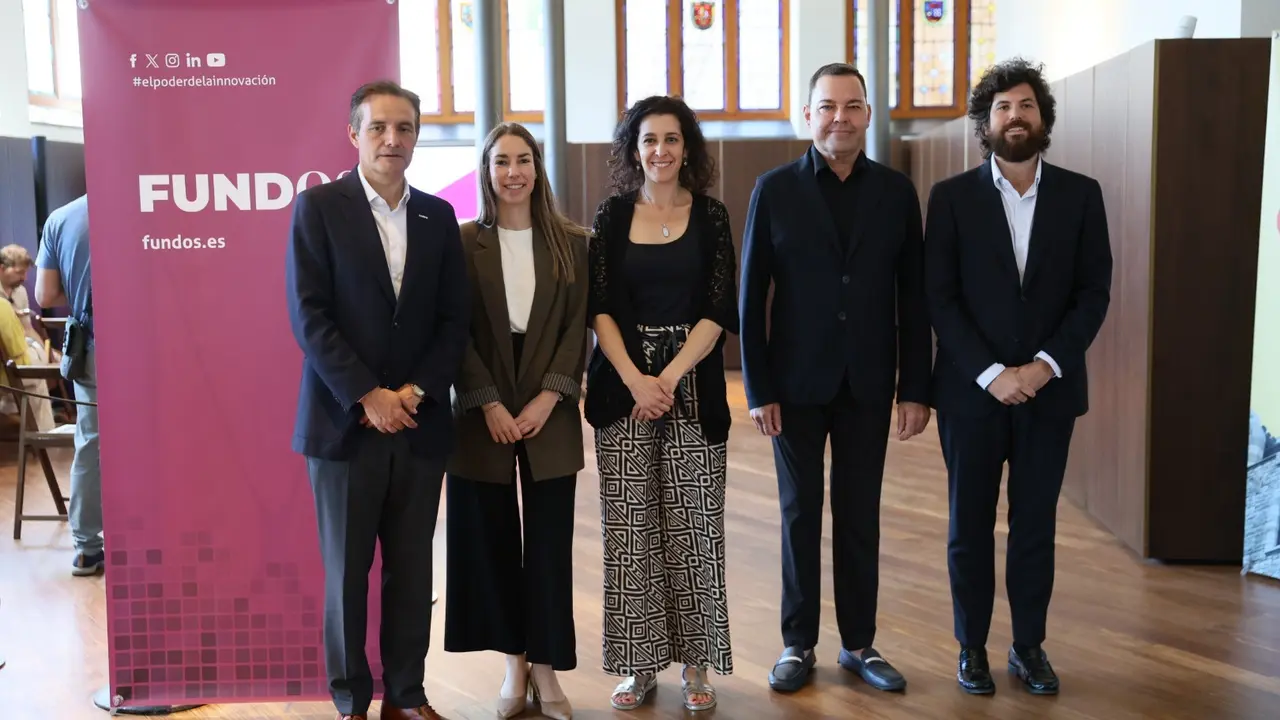 Ra&uacute;l Fern&aacute;ndez Sobrino, director de Cultura y Patrimonio de FUNDOS, Susana L&oacute;pez, en representaci&oacute;n de la Fundaci&oacute;n Santa Mar&iacute;a la Real, Alicia Pi&ntilde;ar, responsable de Relaciones Institucionales y Asuntos P&uacute;blico