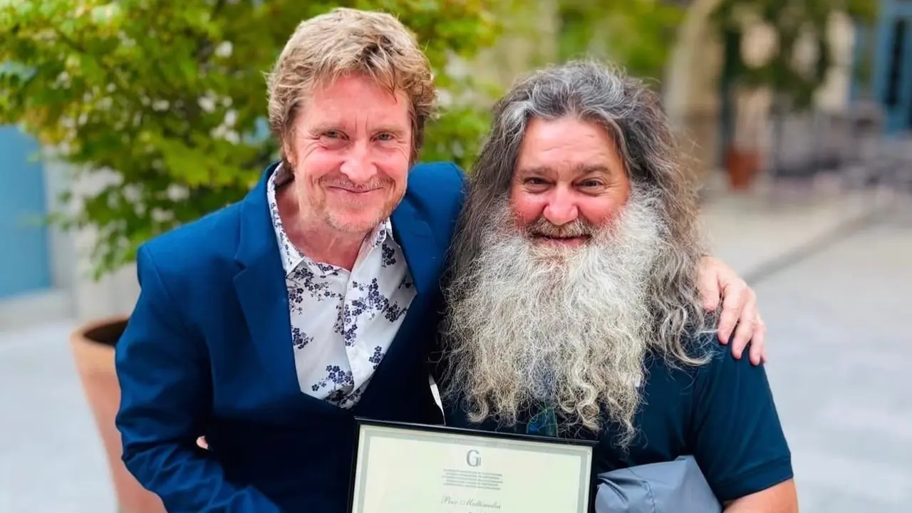 Ra&uacute;l P&eacute;rez (d) y David Moncasi, con el Prix Audiovisuel de la Academia internacional de gastronom&iacute;a. | @raulperezbodegasyvinedos