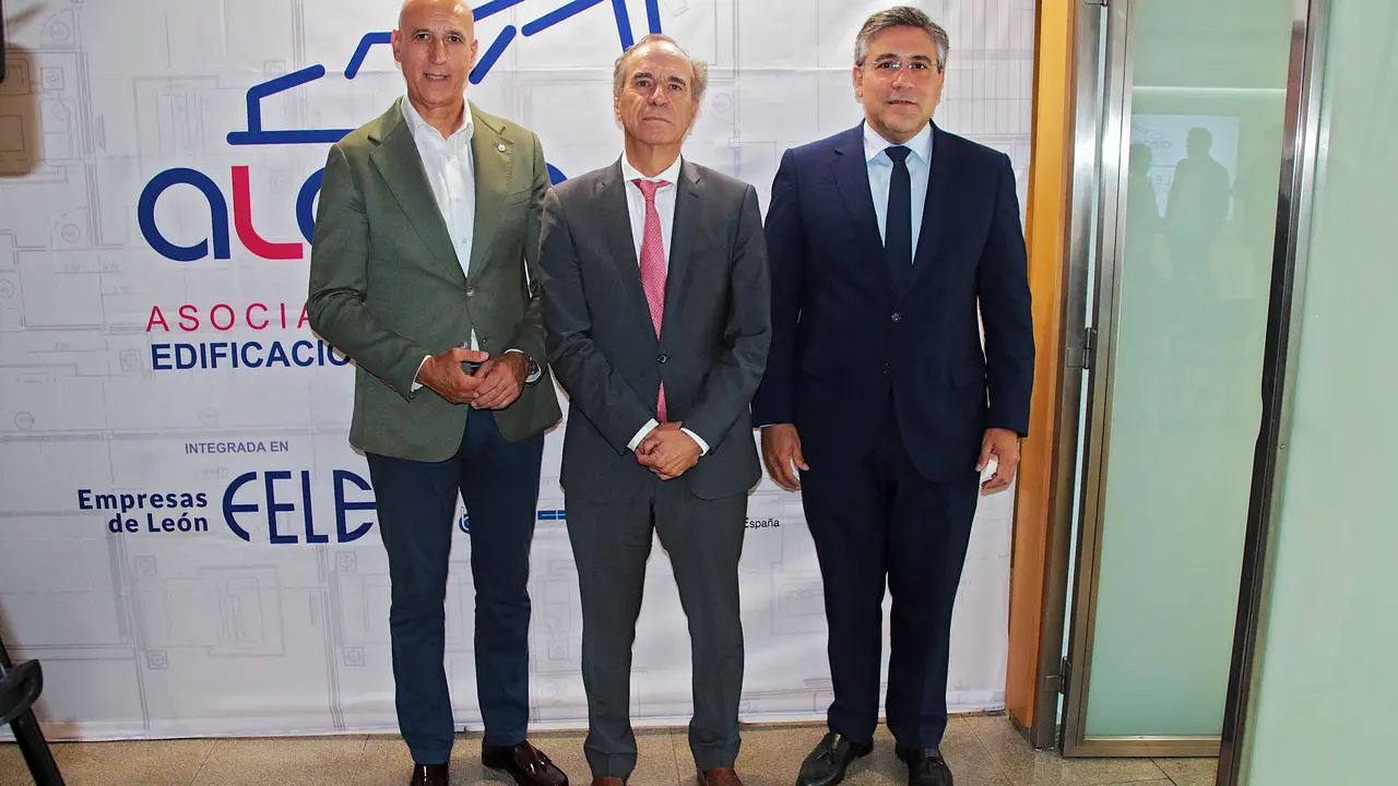 La Asociaci&oacute;n Leonesa de Edificaci&oacute;n y Obra P&uacute;blica (Aleop) celebra su Asamblea General Anual, con la asistencia del presidente de la Confederaci&oacute;n Nacional de la Construcci&oacute;n (CNC), Pedro Fern&aacute;ndez Al&eacute;n, el presidente de la FELE, Juan M&ordf; Vallejo y el alcalde, Jos&eacute; Antonio D&iacute;ez. Peio Garc&iacute;a. Ical