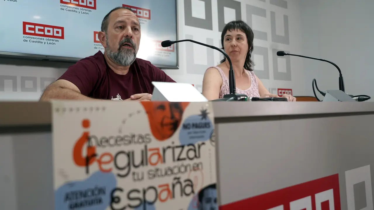 El secretario de Empleo y Migraciones de CCOO Castilla y Le&oacute;n, Javier Moreno, y la coordinadora auton&oacute;mica de los CITE (Centros de Informaci&oacute;n a personas Trabajadoras Extranjeras) del sindicato, Cristina de la Torre, hacen un balance del proceso de regularizaci&oacute;n extraordinaria de personas migrantes en la Comunidad. Rub&eacute;n Cacho. Ical