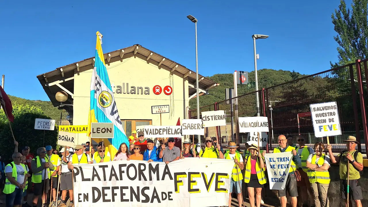La Plataforma en Defensa del Ferrocarril de V&iacute;a Estrecha de Le&oacute;n se manifiesta en Guardo (Palencia)
