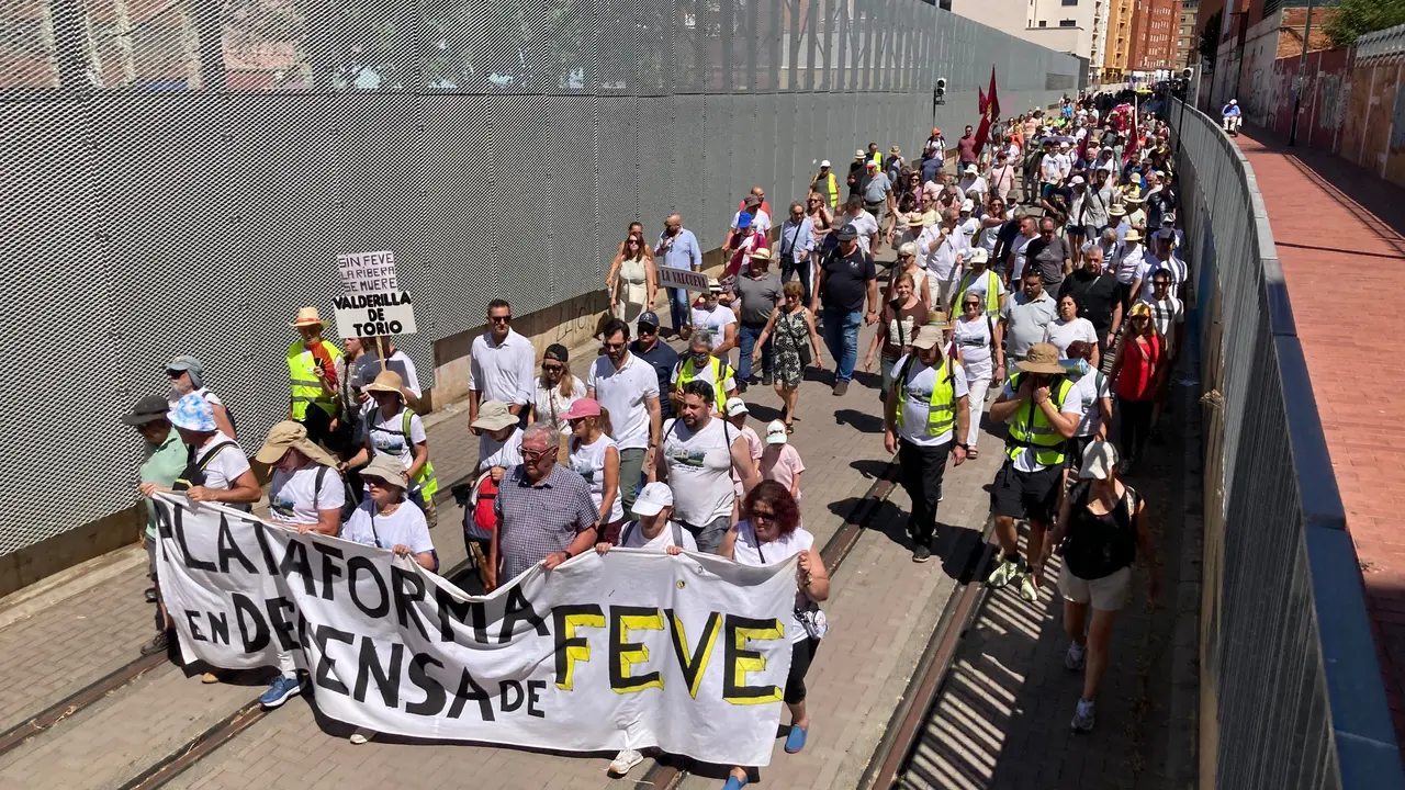&Uacute;ltima etapa de la marcha reivindicativa de la Plataforma en Defensa de Feve de Le&oacute;n, desde Garrafe de Tor&iacute;o hasta la capital, con final en la Estaci&oacute;n de Matallana - 
iCAL - Peio