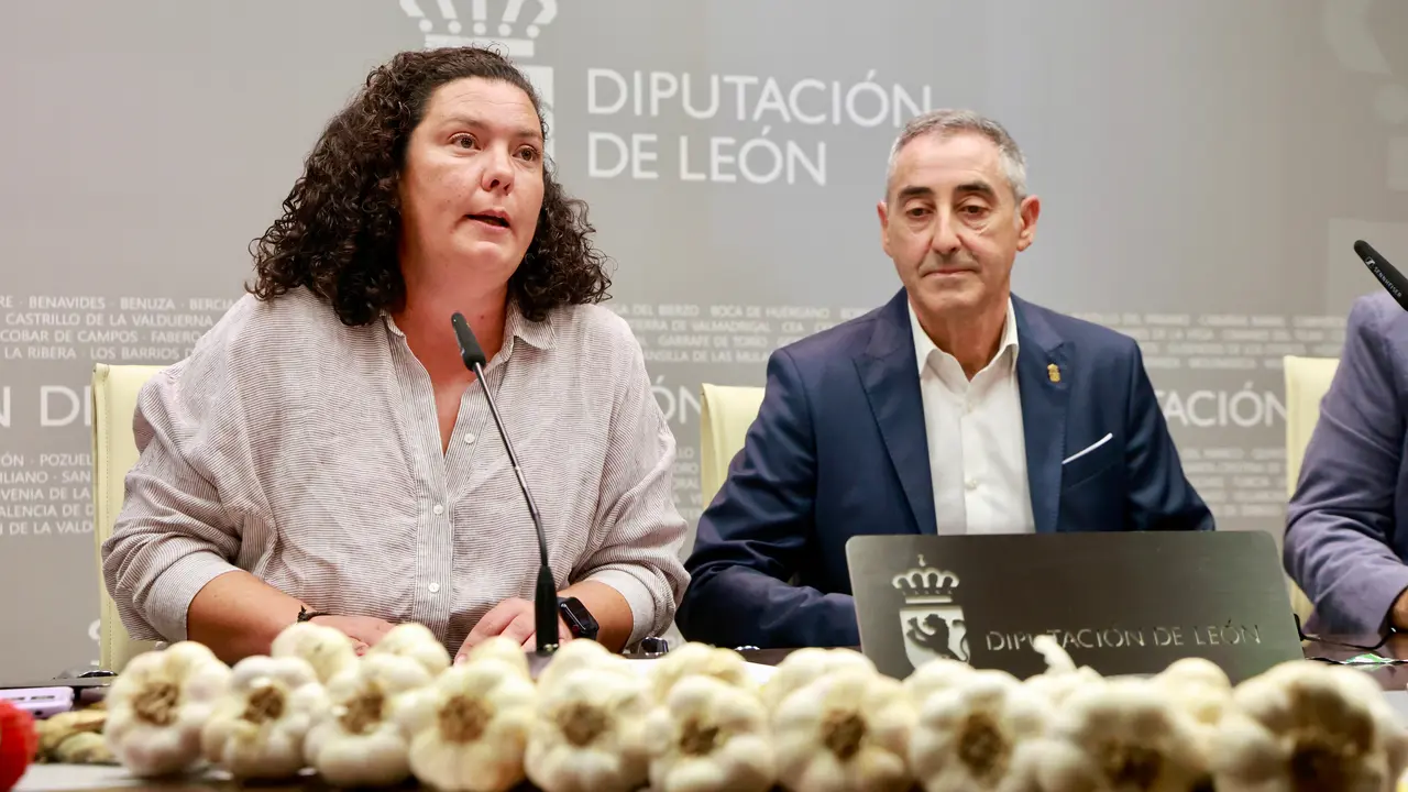 La diputada de Desarrollo Rural, Irene Gonz&aacute;lez, acompa&ntilde;a al alcalde de Villarejo de &Oacute;rbigo, Jos&eacute; Manuel Acebes, participan en la presentaci&oacute;n de la Feria del Ajo de Veguellina de &Oacute;rbigo