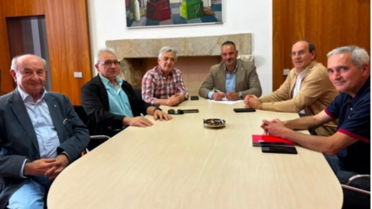 Reuni&oacute;n de la Diputaci&oacute;n de Le&oacute;n y el Foro del Manzanal