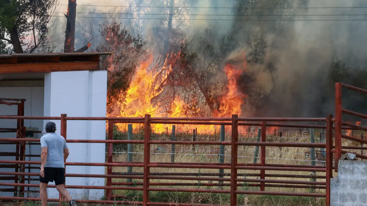 Incendio de nivel dos en Navatejera (Le&oacute;n)