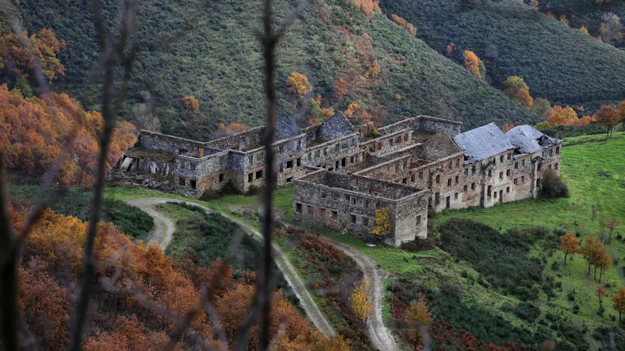 Poblado de la mina de wolfram en la Pe&ntilde;a do Seo, en El Bierzo. | ICAL