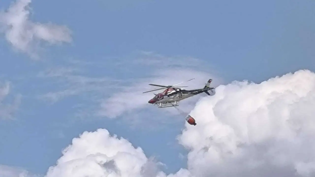 Imagen de un helic&oacute;ptero realizando labores de extinci&oacute;n de incendio forestal. Le&oacute;n24horas